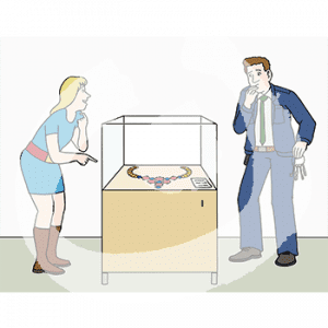 Ein Mann in Wärteruniform mit Schlüsselbund und eine Frau stehen vor einer Glasvitrine. Darin ist eine Kette.