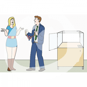 Ein Mann in Wärteruniform mit einer Kette in der Hand. Er steht mit einer Frau zusammen neben einer offenen, leeren Glasvitrine.