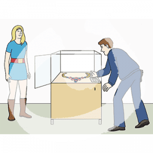 Ein Mann in Wärteruniform greift in eine Glasvitrine mit einer Kette darin. Eine Frau steht daneben.