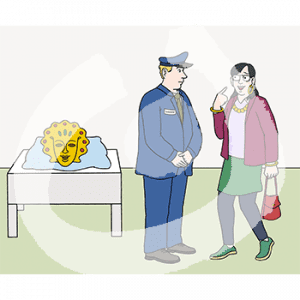 Eine Person in Wächteruniform steht neben einem Tisch mit einer goldenen Maske auf einem Kissen. Sie guckt zu einer Person die auf ihr Ohr zeigt.