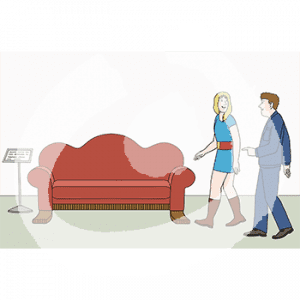 Zwei Personen gehen auf ein rotes Sofa zu. Daneben ist ein Schild.