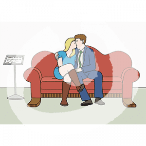 Zwei Personen sitzen küssend auf einem roten Sofa. Daneben ist ein Schild.