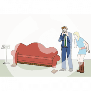 Zwei erschrockene Personen stehen neben einem roten Sofa. Sie gucken auf den zerbrochenen Sofafuß. Daneben ist ein Schild.