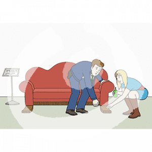 Zwei Personen hocken neben einem roten Sofa. Sie fassen den Sofafuß an. Eine Person hält eine Flasche. Daneben ist ein Schild.