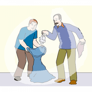 Eine Person hält eine große Mülltüte. Eine andere Person hält Müll über die Tüte.