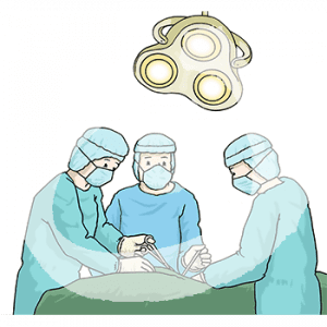 Drei Personen in OP-Kitteln, Masken, Handschuhen und Hauben. Sie stehen vor einem Tisch mit grünen Tuch. Sie haben Scheren und andere Geräte in der Hand. Darüber hängt ein Licht.