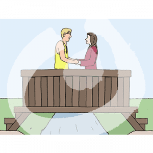 Zwei Personen stehen sich Händchen haltend auf einer Holzbrücke gegenüber.