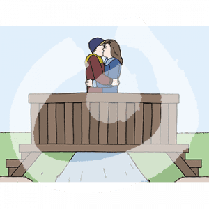 Zwei Personen stehen sich küssend auf einer Holzbrücke gegenüber.