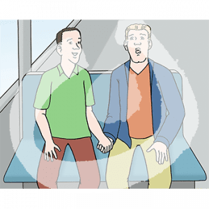 Zwei Männer sitzen Hand in Hand auf einer Bank. Einer macht einen Kussmund.