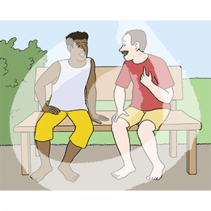 Zwei Personen mit Sportkleidung sitzen auf einer Bank im Grünen.