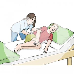 Eine Person liegt seitlich auf einem Bett. Dahinter steht eine Person und hält ihre Hände auf dem Rücken der liegenden Person.