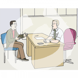 Eine Person sitzt an einem Schreibtisch. Davor sitzt eine andere Person und gestikuliert.