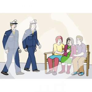 Drei Personen sitzen auf einer Bank. Davor stehen zwei Personen in Polizeiuniform.