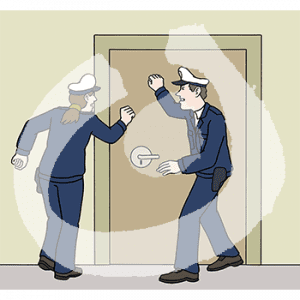 Zwei Personen in Polizeiuniform klopfen an eine Tür.