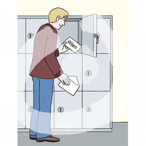 Eine Person steht vor einem Schrank mit aufschließbaren Fächern. Ein Fach ist offen. Sie hält einen Umschlag und einen Zettel mit der Aufschrift: Wien.