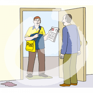 Eine Person in Postbotenuniform und Umhängetasche mit der Aufschrift: Post. Sie hat eine Zeitung in der Hand und steht vor einer offenen Tür. Darin steht eine andere Person.