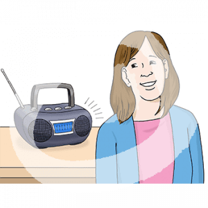 Portraitansicht einer Person die mit dem Rücken vor einem Tisch steht. Darauf steht ein Radio mit Antenne.