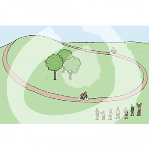 Zwei Personen auf Fahrrädern fahren einen Rundweg im Grünen. Am Rand stehen zuguckende Menschen.