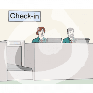 Zwei Personen sitzen an einem Tisch vor Computern. Daneben ist ein Gepäckband. An der Wand steht: Check-in.