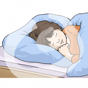 Portraitansicht eines Kindes mit geschlossenen Augen im Bett.