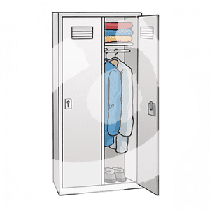 Ein offener Spind. Darin sind gestapelte und hängende Klamotten. Auf dem Boden stehen Schuhe.