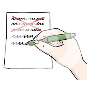 Eine Hand schreibt auf einem Zettel mit Text. Ein Teil ist rot durchgestrichen.