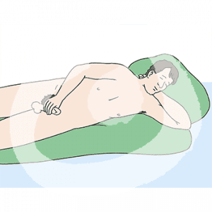 Eine nackter, liegender Mann fasst sich zwischen die Beine.