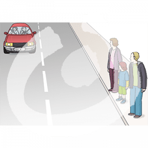 Am Straßenrand stehen zwei Erwachsene und ein Kind. Sie schauen auf ein Auto auf der Straße.