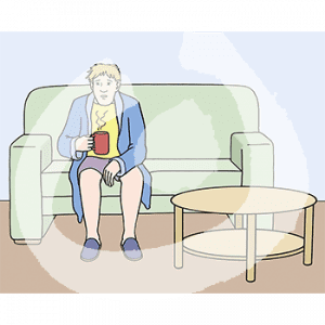 Eine Person mit einem dampfenden Becher in der Hand sitzt auf einem Sofa.