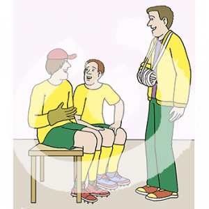 Ein fröhlicher Mann in gelbem Trainingsanzug und Gips Arm. Er steht vor zwei fröhlichen Männern in gelben Trikots die auf einer Bank sitzen.