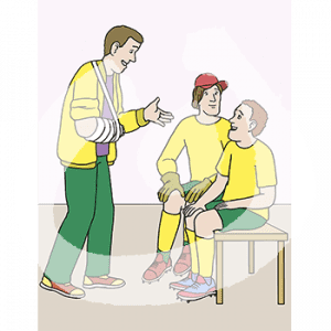 Ein fröhlicher Mann in gelbem Trainingsanzug und Gips Arm. Er steht vor zwei fröhlichen Männern in gelben Trikots die auf einer Bank sitzen.