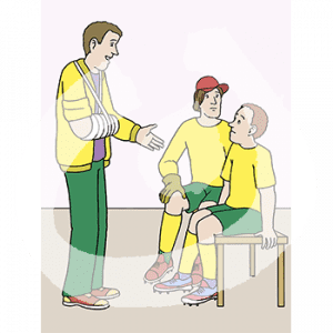 Ein fröhlicher Mann in gelbem Trainingsanzug und Gips Arm. Er steht vor zwei Männern in gelben Trikots die auf einer Bank sitzen.