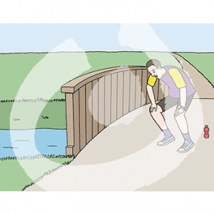 Eine angestrengte Person mit Sportkleidung steht vorgebeugt und mit Händen auf den Knien auf einer Holzbrücke.