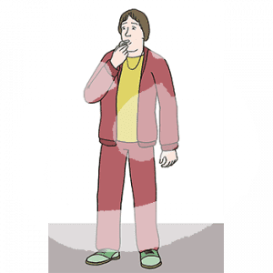 Eine Person mit Trainingsanzug und Trillerpfeife im Mund.