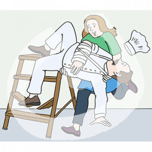 Eine Person fängt einen Mann in Kochjacke, Kochmütze und Gips Arm auf. Er fällt von einer zerbrochenen Leiter.