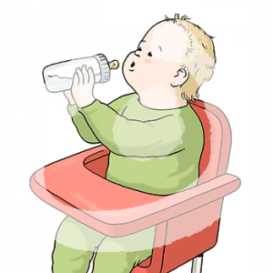 Ein Kind sitzt mit Babyflasche am Mund in einem Babystuhl.