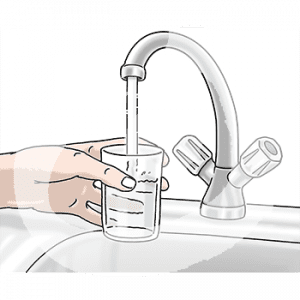 Eine Hand hält ein Glas unter einen laufenden Wasserhahn.