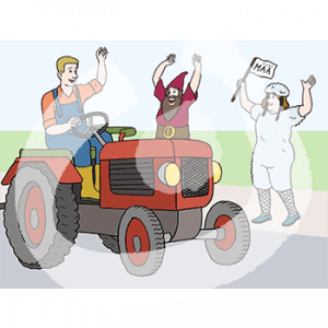 Eine Person mit Latzhose und Gummistiefeln sitzt auf einem Traktor und winkt zwei Personen mit Kostümen zu.
