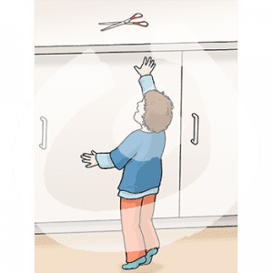 Ein Kind steht vor einem Schrank und versucht an eine Schere zu kommen. Es ist zu klein.