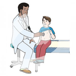 Ein Kind sitzt mit hochgezogenem Shirt auf einer Untersuchungsliege. Eine Person mit weißen Kittel hört die Brust des Kindes mit einem Stethoskop ab.