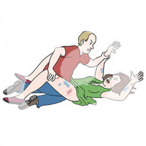 Eine ängstliche Frau liegt auf dem Boden. Sie hat ihre Hände nach oben gestreckt. Ihr Kleid ist zerrissen, sie hat Schürfwunden und blaue Flecken. Zwischen ihren Beinen sitzt ein wütender Mann. Er hält mit der einen Hand ihren Arm fest und mit der anderen ihr Bein.