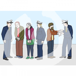 Drei Personen in Polizeiuniform stehen mit drei Personen in Handschellen zusammen.