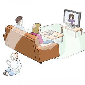 Zwei Personen sitzen auf einem Sofa und gucken Fernsehen. Hinter dem Sofa sitzt ein weinendes Baby.