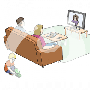 Zwei Personen sitzen auf einem Sofa und gucken Fernsehen. Hinter dem Sofa sitzt ein spielendes Kind.