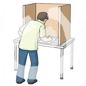 Eine Person steht an einem Tisch mit Sichtschutzwänden. Vor ihr liegt ein Wahlzettel.