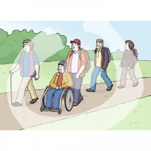 Fünf Personen mit Wanderkleidung und Rucksäcken laufen auf einem Weg im Grünen. Eine Person sitzt im Rollstuhl.