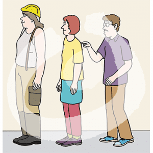 Drei Personen stehen hintereinander. Die letzte Person tippt der Person vor sich auf die Schulter.