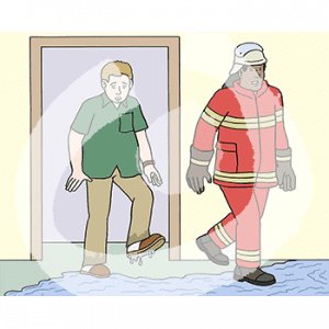 Eine Person in Feuerwehuniform und eine andere Person gehen in einen Raum. Auf dem Boden ist Wasser.