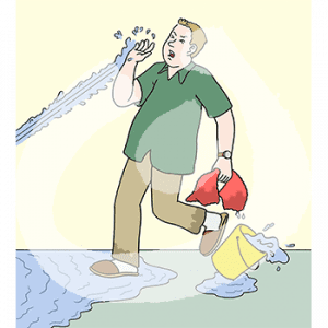 Ein Wasserstrahl sprüht in das Gesicht einer Person mit Handtuch in der Hand. Sie steht in einer Pfütze, dahinter ist ein Eimer Wasser.