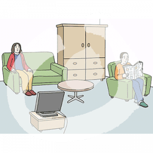 Eine Person sitzt auf einem Sofa und guckt Fernsehen. Daneben stehen ein Schrank, ein Tisch und ein Sessel. Darin liest eine Person Zeitung.